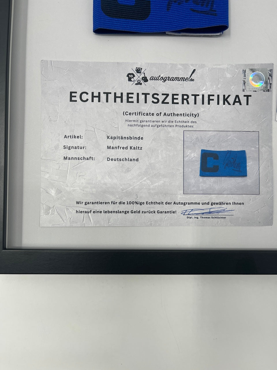 Kapitänsbinde Manfred Kaltz signiert im Rahmen DFB Fußball Autogramm neu