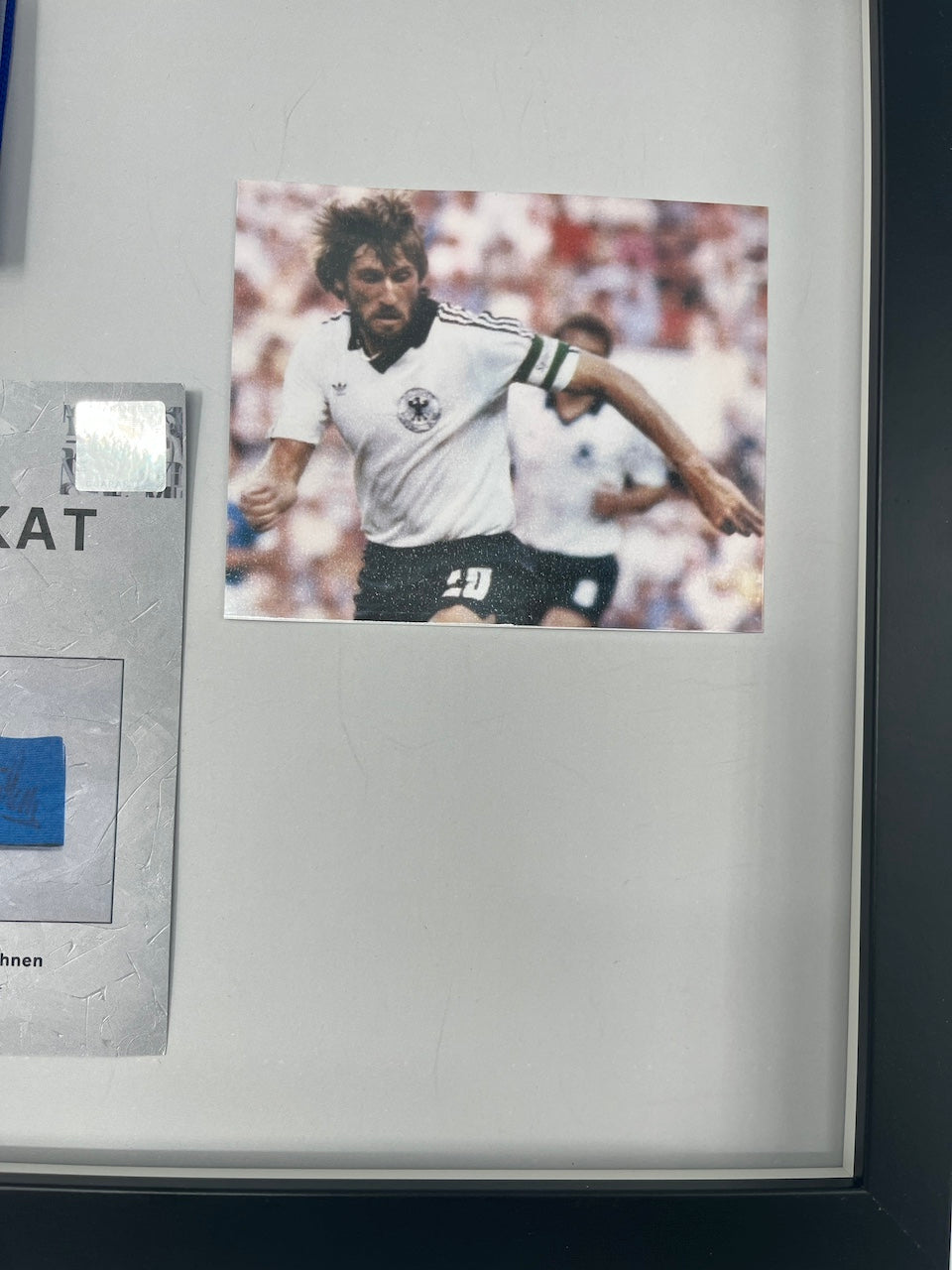 Kapitänsbinde Manfred Kaltz signiert im Rahmen DFB Fußball Autogramm neu