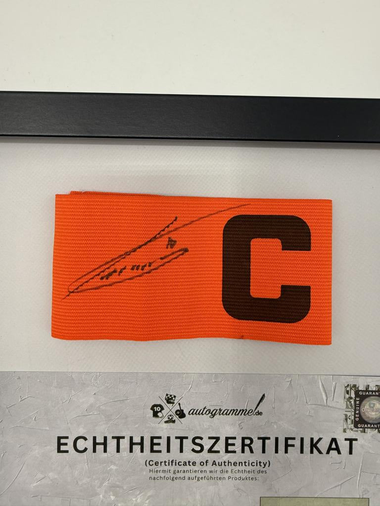 Kapitänsbinde Max Kruse signiert im Rahmen Werder Bremen COA