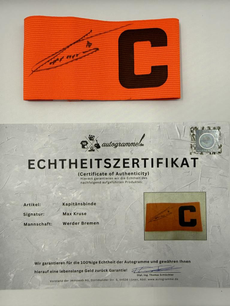 Kapitänsbinde Max Kruse signiert im Rahmen Werder Bremen COA