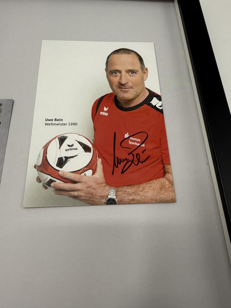 Kapitänsbinde Uwe Bein signiert im Rahmen Eintracht Frankfurt Autogramm COA