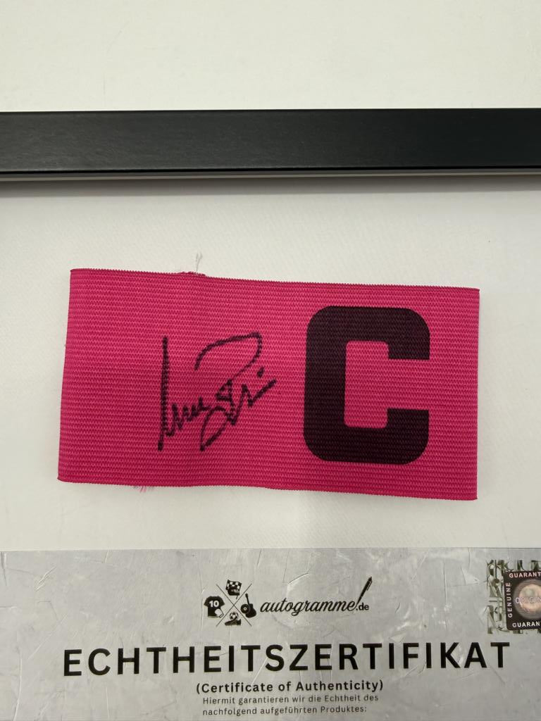 Kapitänsbinde Uwe Bein signiert im Rahmen Eintracht Frankfurt Autogramm COA