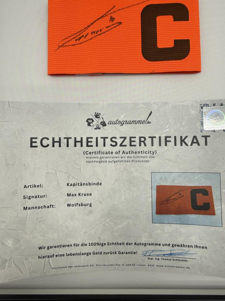 Kapitänsbinde Max Kruse signiert im Rahmen Werder Bremen COA