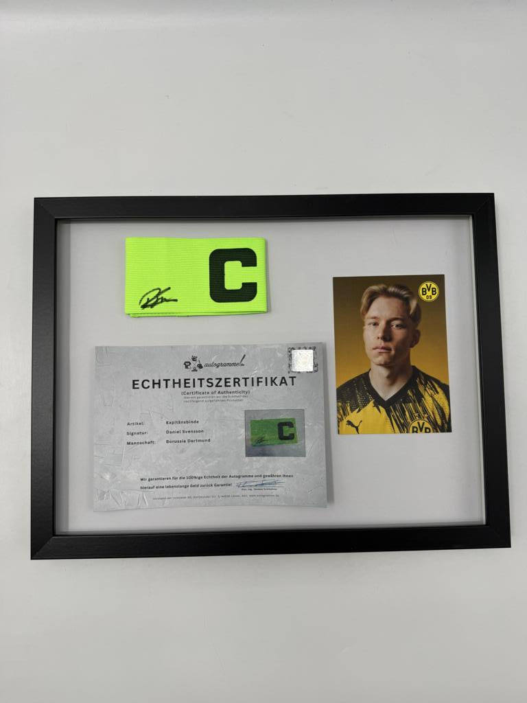 Kapitänsbinde Daniel Svensson signiert im Rahmen Borussia Dortmund COA