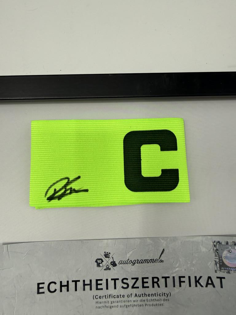 Kapitänsbinde Daniel Svensson signiert im Rahmen Borussia Dortmund COA