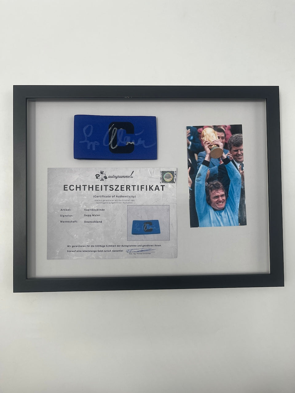 Kapitänsbinde Sepp Maier signiert im Rahmen DFB Fußball Autogramm