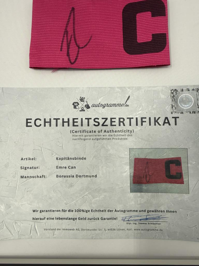 Kapitänsbinde Emre Can signiert im Rahmen Borussia Dortmund COA