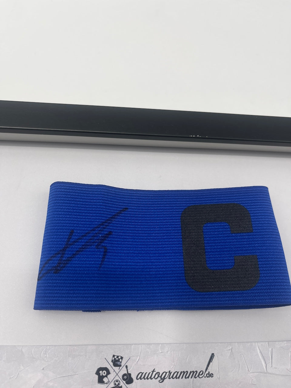 Kapitänsbinde Xavi Simons signiert im Rahmen Niederlande Autogramm