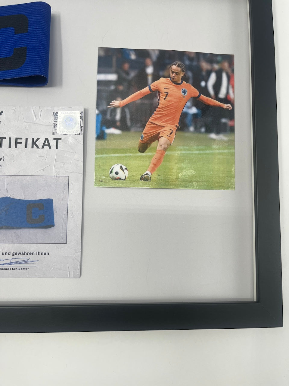 Kapitänsbinde Xavi Simons signiert im Rahmen Niederlande Autogramm