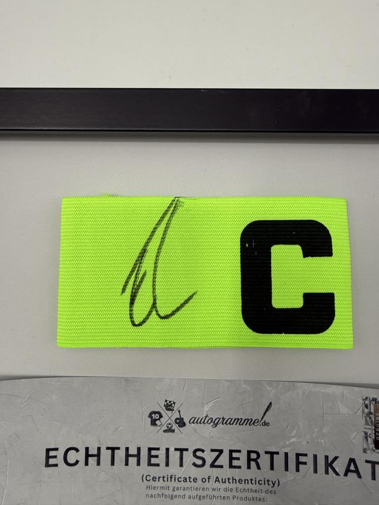 Kapitänsbinde Emre Can signiert im Rahmen Borussia Dortmund COA