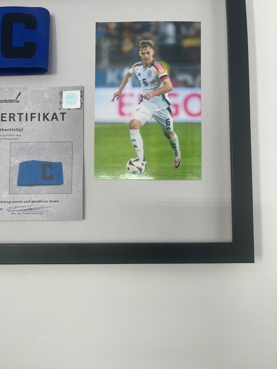 Kapitänsbinde Joshua Kimmich signiert im Rahmen DFB Autogramm