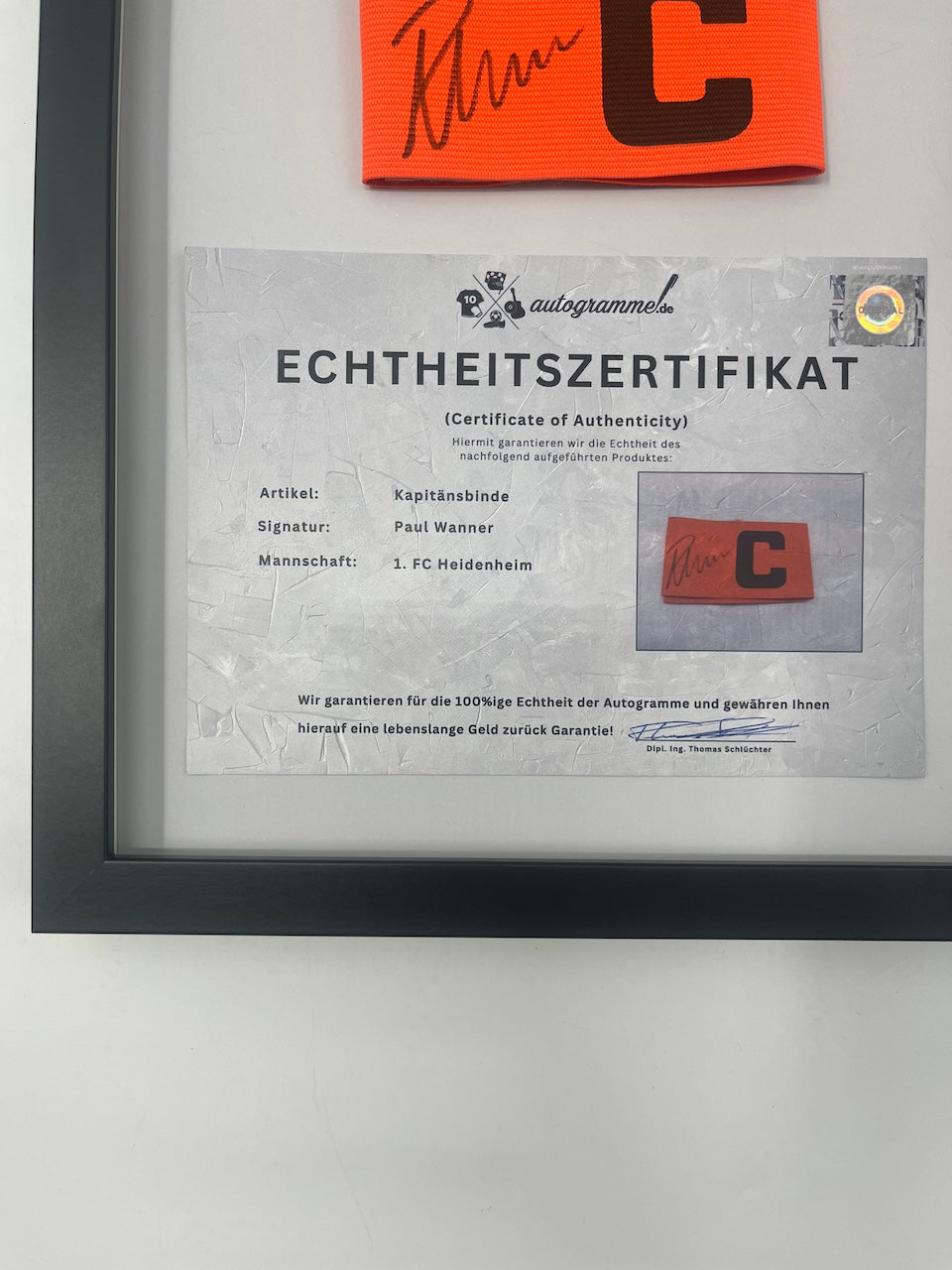 Kapitänsbinde Paul Wanner signiert im Rahmen Heidenheim Autogramm