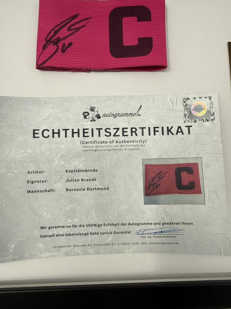 Kapitänsbinde Julian Brandt signiert im Rahmen Borussia Dortmund COA Fußball