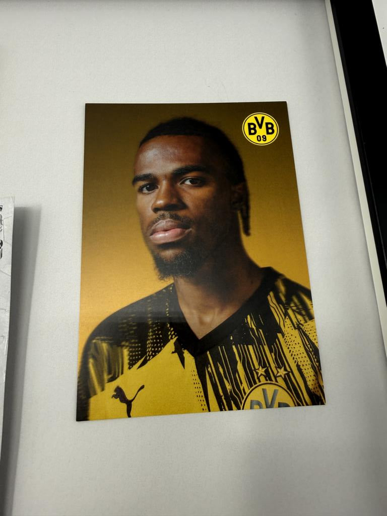 Kapitänsbinde Carney Chukwuemeka signiert im Rahmen Borussia Dortmund Autogramm