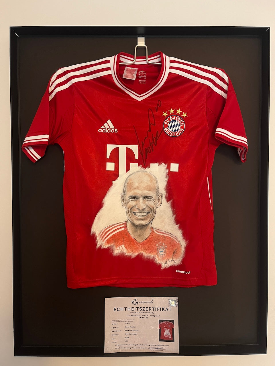 Bayern Munich jersey portrait of Arjen Robben, hand-painted and signed, 164