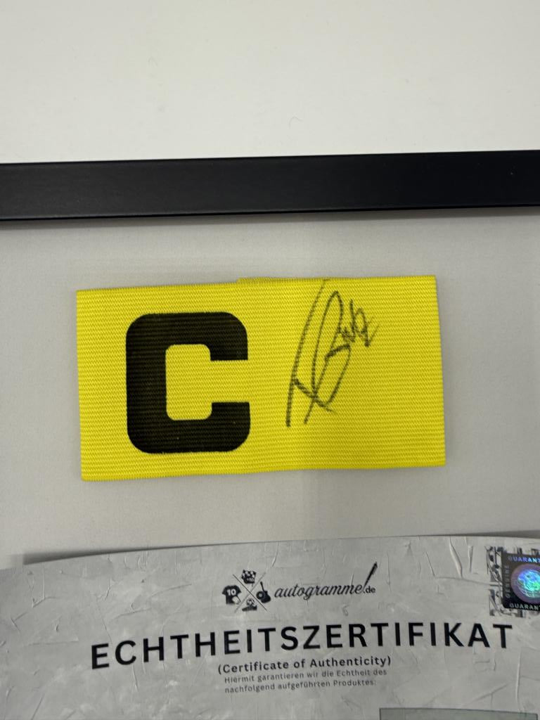 Kapitänsbinde Florian Wirtz signiert im Rahmen FC Liverpool Autogramm COA