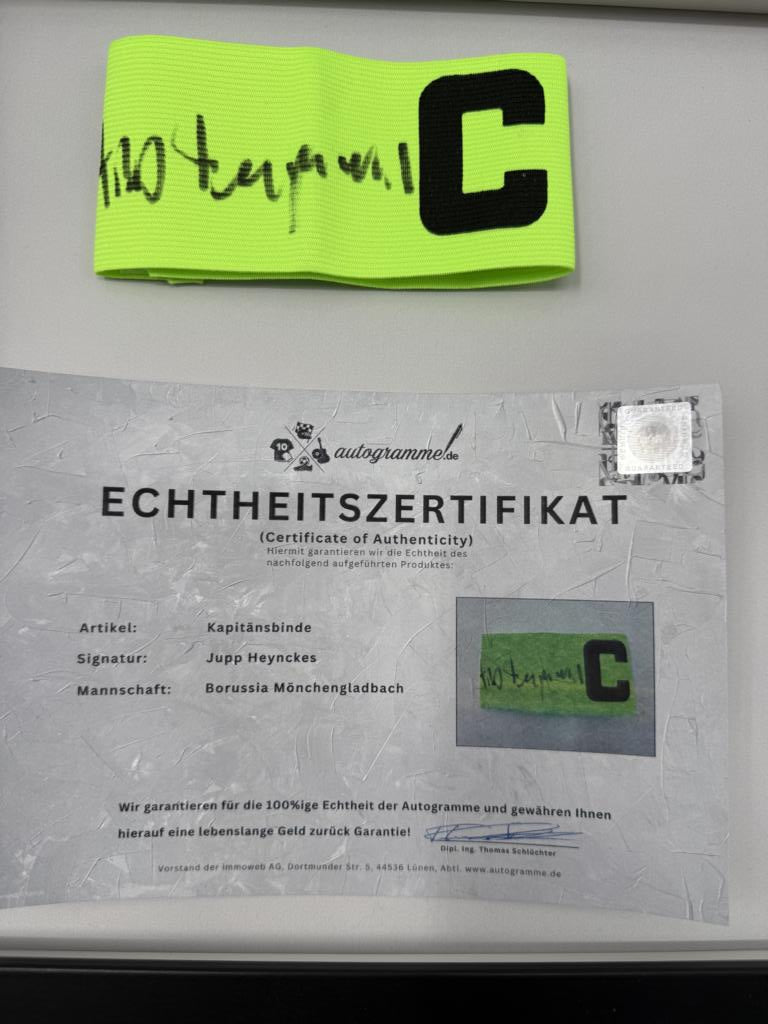 Kapitänsbinde Jupp Heynckes signiert im Rahmen Borussia Mönchengladbach Autogramm