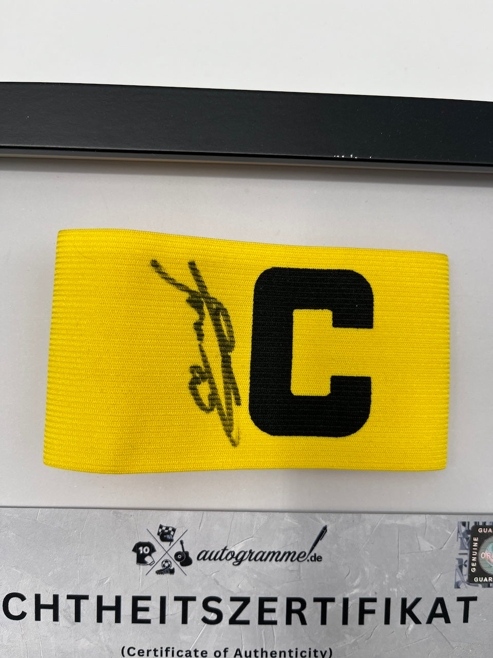 Kapitänsbinde Julian Brandt signiert im Rahmen Borussia Dortmund COA