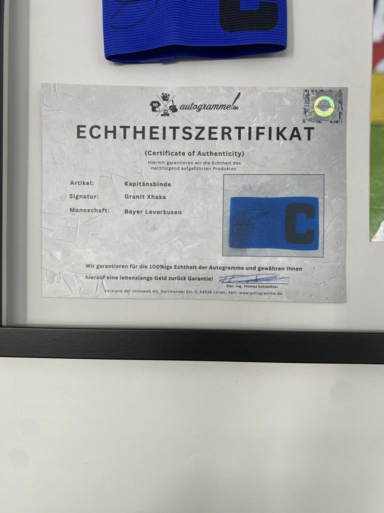 Kapitänsbinde Granit Xhaka signiert im Rahmen Bayer Leverkusen Autogramm