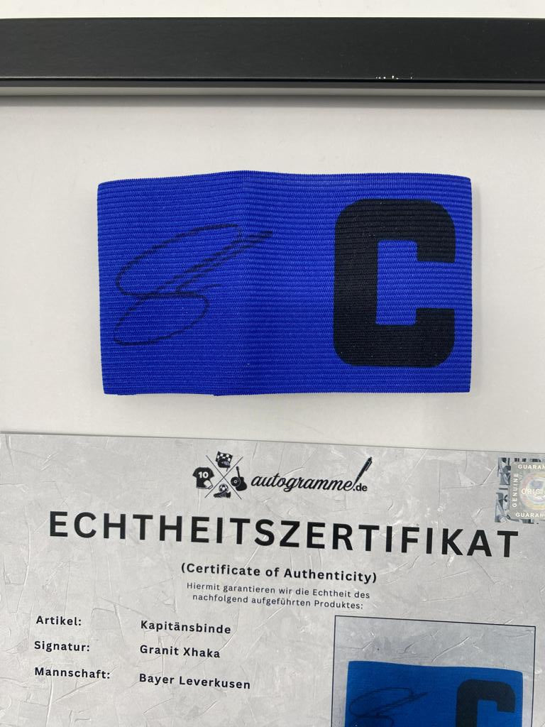 Kapitänsbinde Granit Xhaka signiert im Rahmen Bayer Leverkusen Autogramm