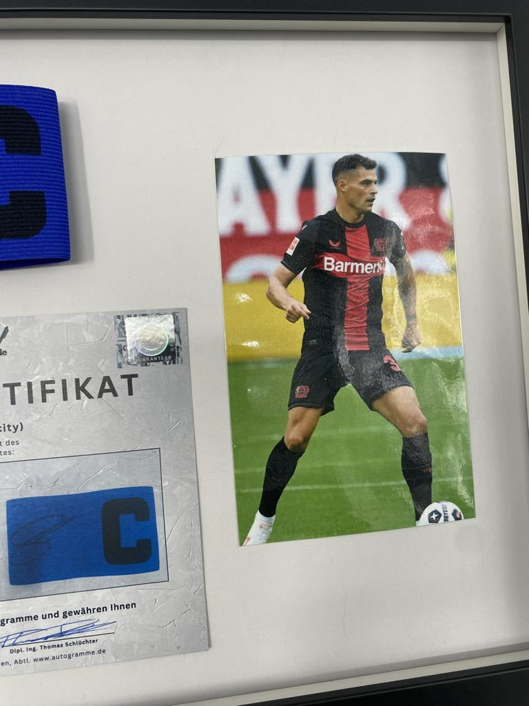 Kapitänsbinde Granit Xhaka signiert im Rahmen Bayer Leverkusen Autogramm