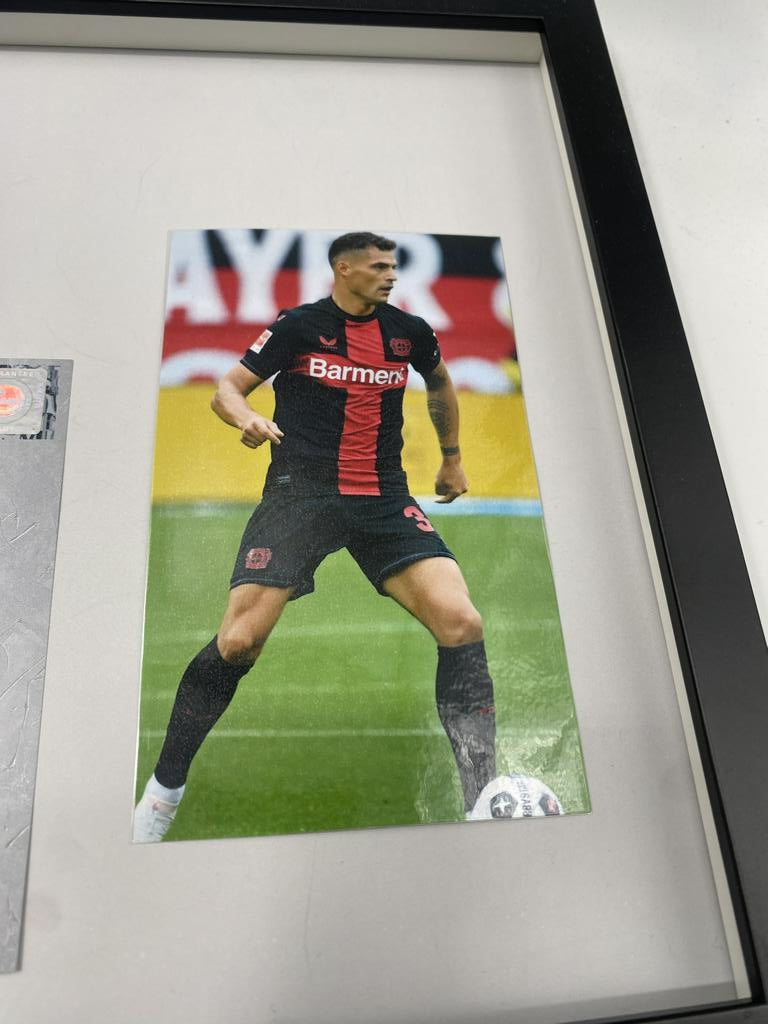 Kapitänsbinde Granit Xhaka signiert im Rahmen Bayer Leverkusen Autogramm