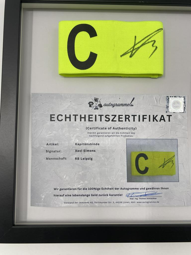 Kapitänsbinde Xavi Simons signiert im Rahmen RB Leipzig Autogramm