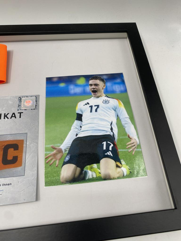 Kapitänsbinde Florian Wirtz signiert im Rahmen Deutschland Fußball Autogramm