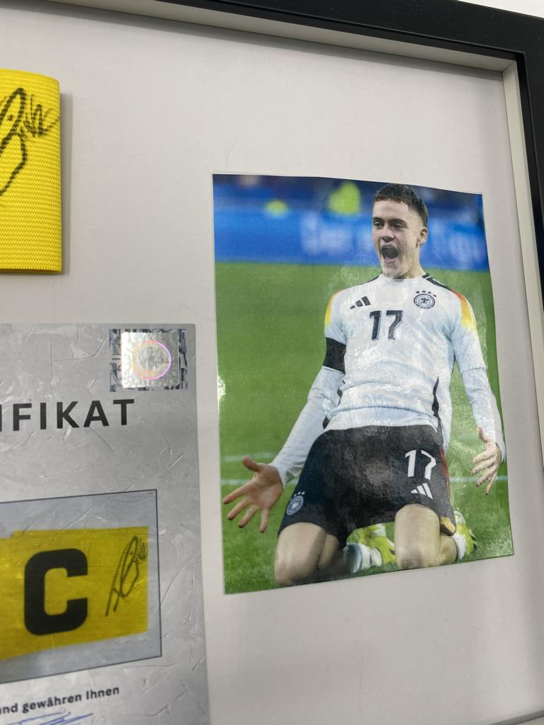 Kapitänsbinde Florian Wirtz signiert im Rahmen Deutschland Fußball Autogramm