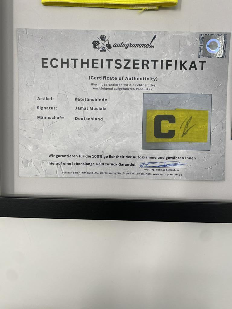 Kapitänsbinde Jamal Musiala signiert im Rahmen DFB Fußball COA Autogramm