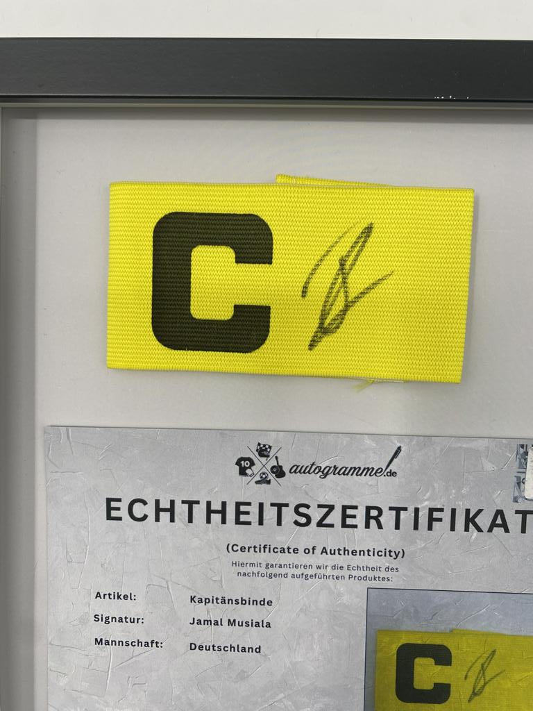 Kapitänsbinde Jamal Musiala signiert im Rahmen DFB Fußball COA Autogramm