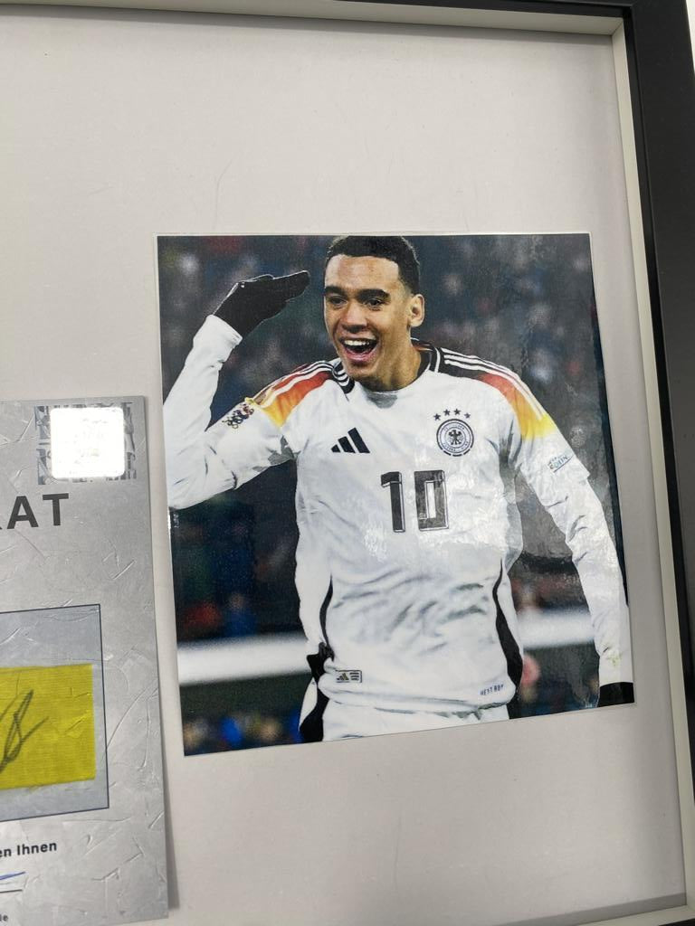 Kapitänsbinde Jamal Musiala signiert im Rahmen DFB Fußball COA Autogramm