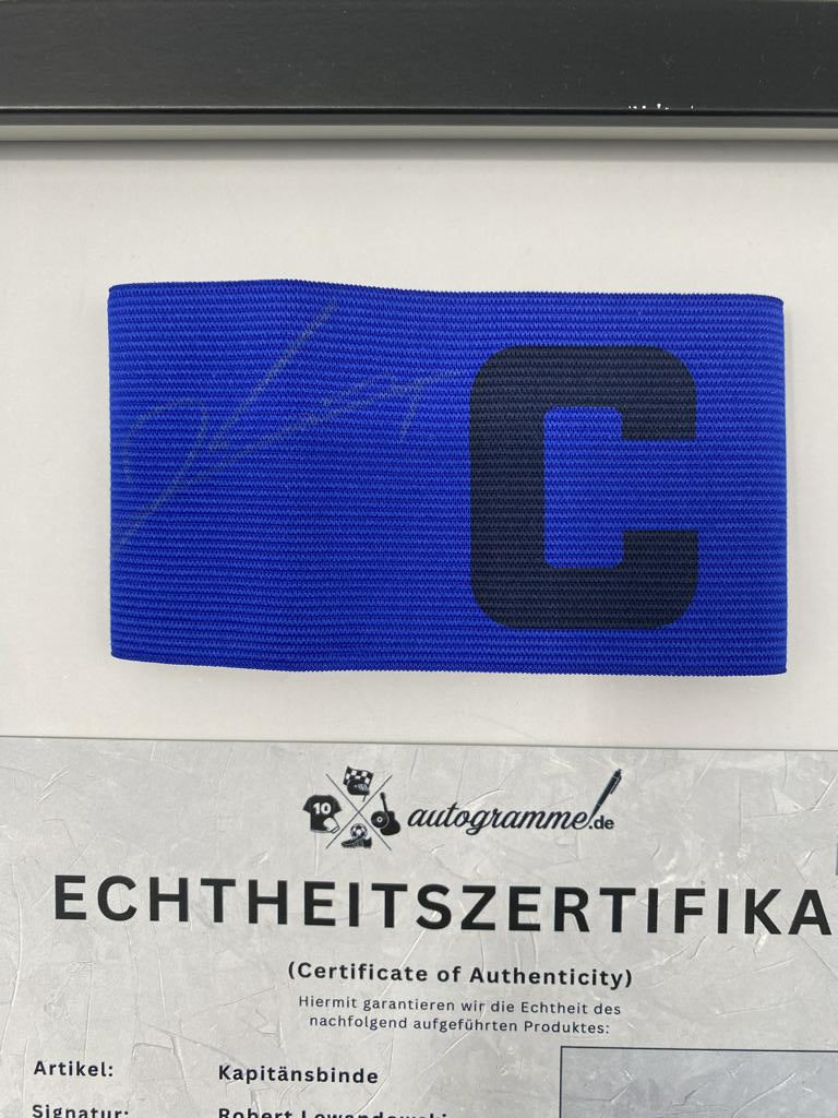Kapitänsbinde Robert Lewandowski signiert im Rahmen FC Barcelona Fußball Autogramm