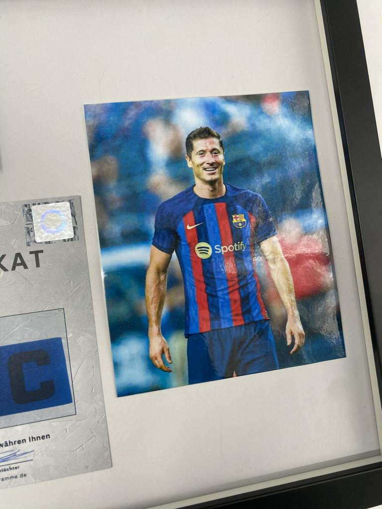 Kapitänsbinde Robert Lewandowski signiert im Rahmen FC Barcelona Fußball Autogramm
