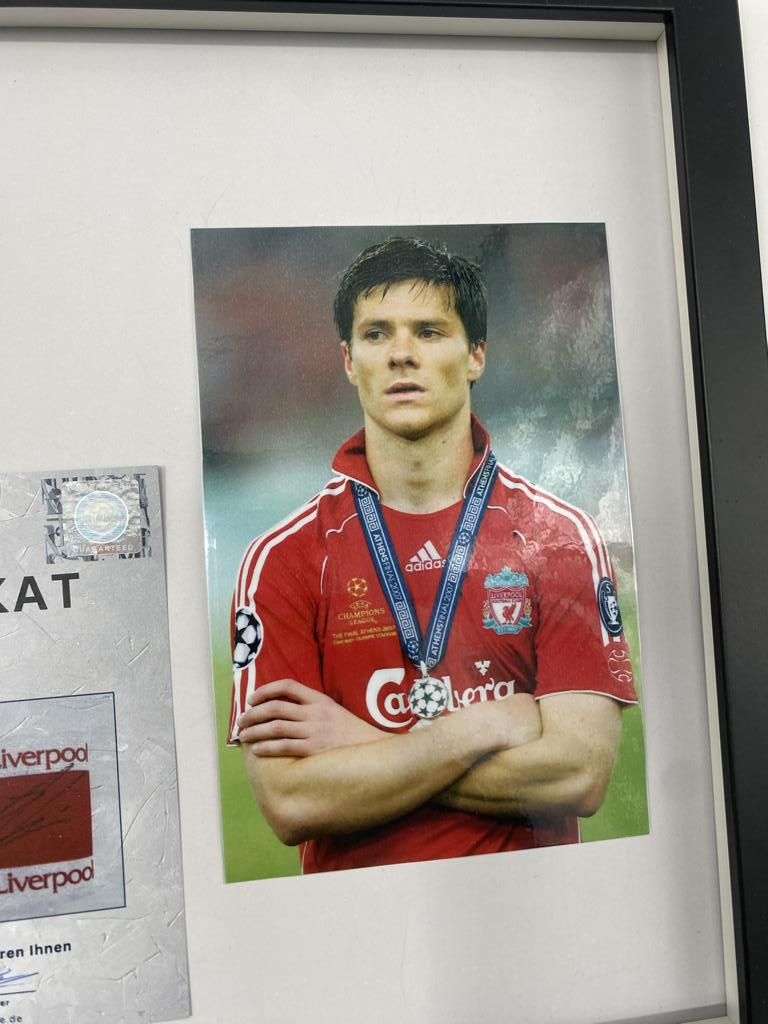 Kapitänsbinde Xabi Alonso signiert im Rahmen Liverpool FC Fußball Autogramm