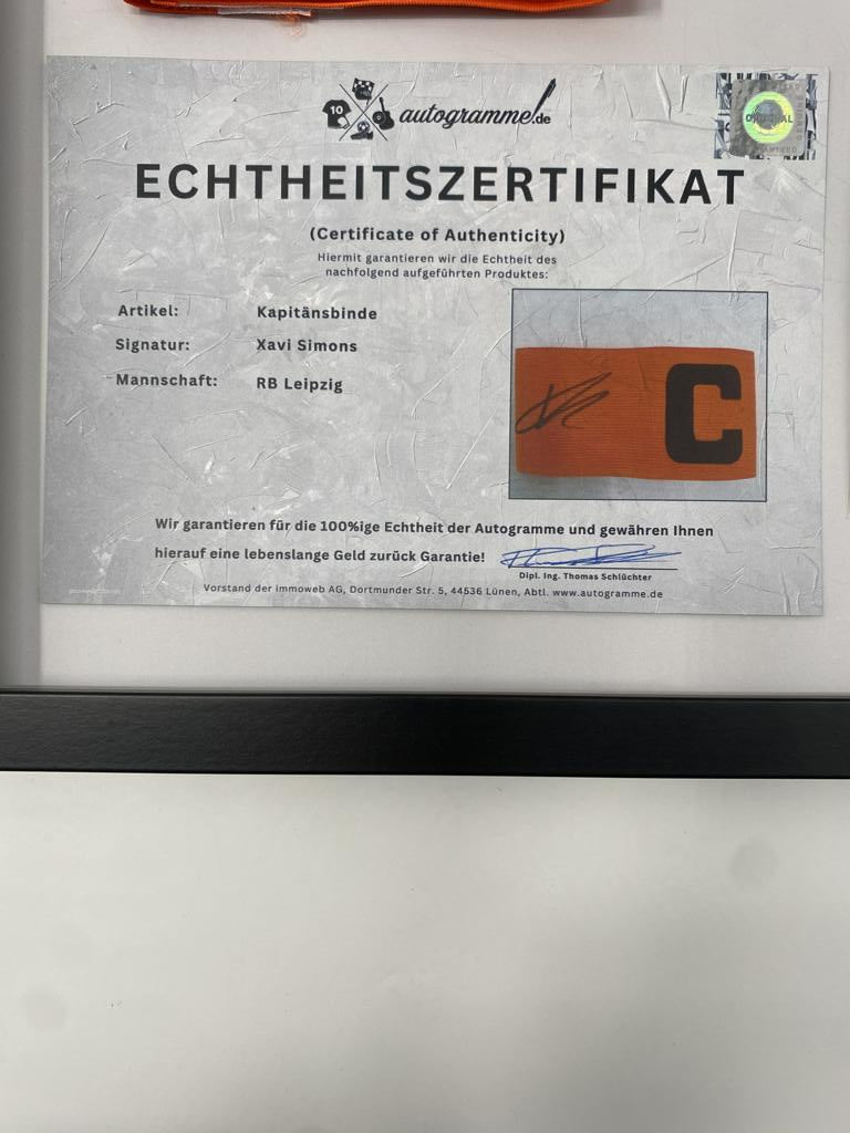 Kapitänsbinde Xavi Simons signiert im Rahmen RB Leipzig Autogramm