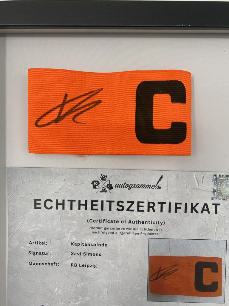 Kapitänsbinde Xavi Simons signiert im Rahmen RB Leipzig Autogramm