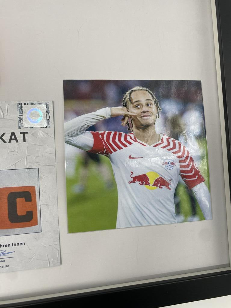 Kapitänsbinde Xavi Simons signiert im Rahmen RB Leipzig Autogramm