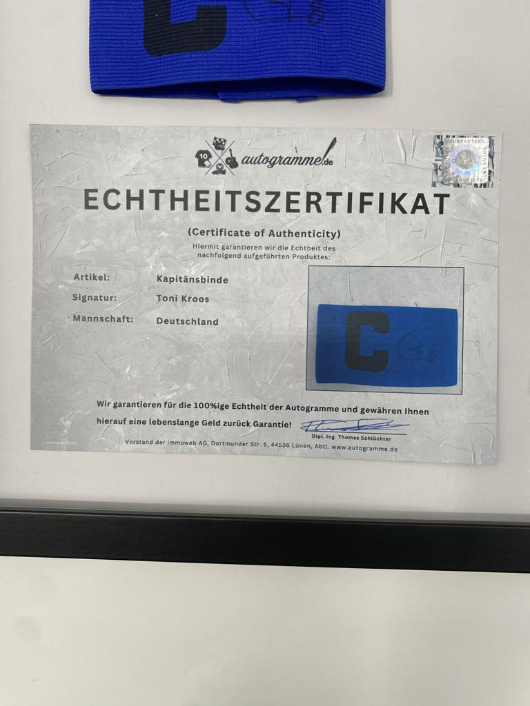 Kapitänsbinde Toni Kroos signiert im Rahmen Deutschland Fußball Autogramm