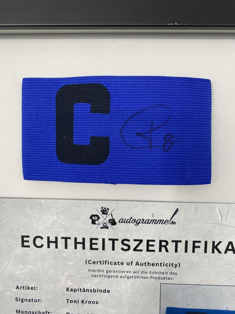 Kapitänsbinde Toni Kroos signiert im Rahmen Deutschland Fußball Autogramm
