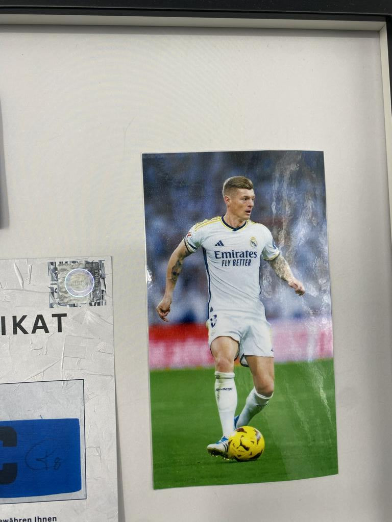 Kapitänsbinde Toni Kroos signiert im Rahmen Deutschland Fußball Autogramm