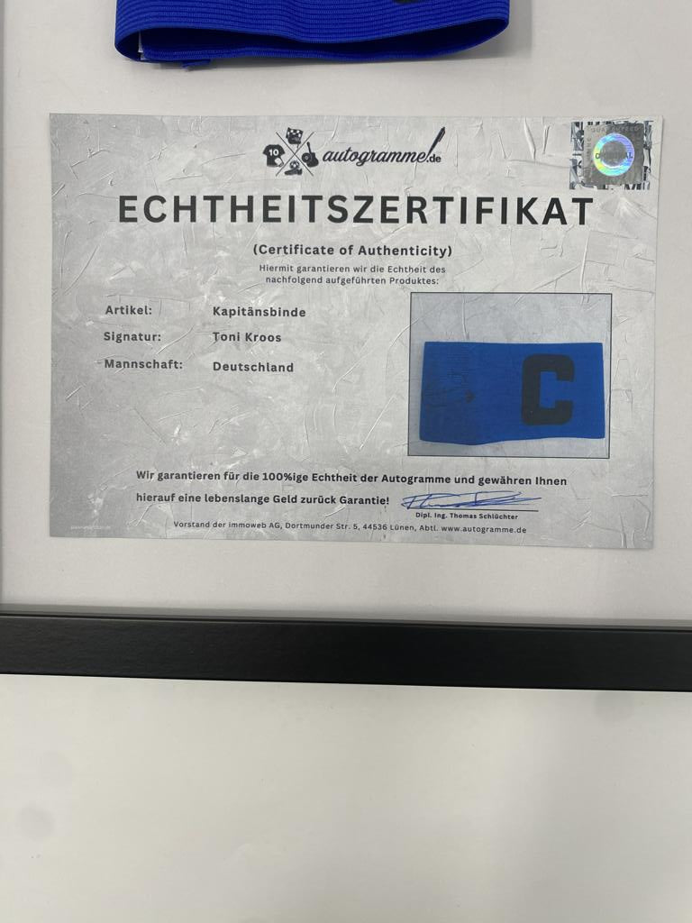 Kapitänsbinde Toni Kroos signiert im Rahmen Deutschland Fußball Autogramm