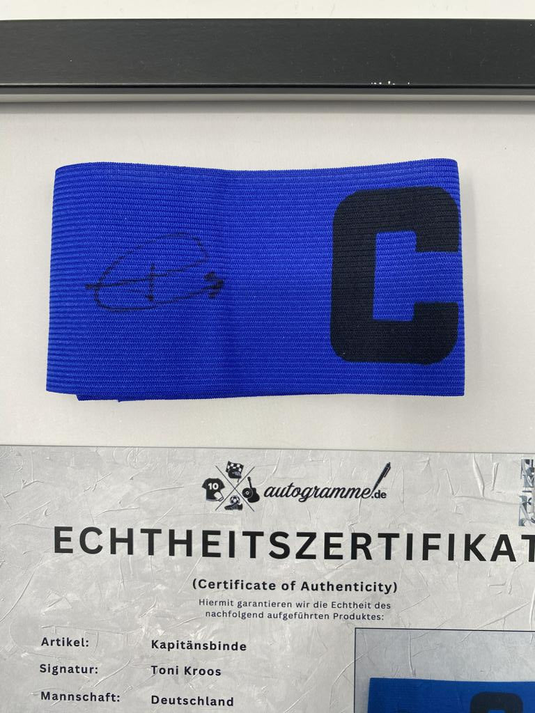 Kapitänsbinde Toni Kroos signiert im Rahmen Deutschland Fußball Autogramm