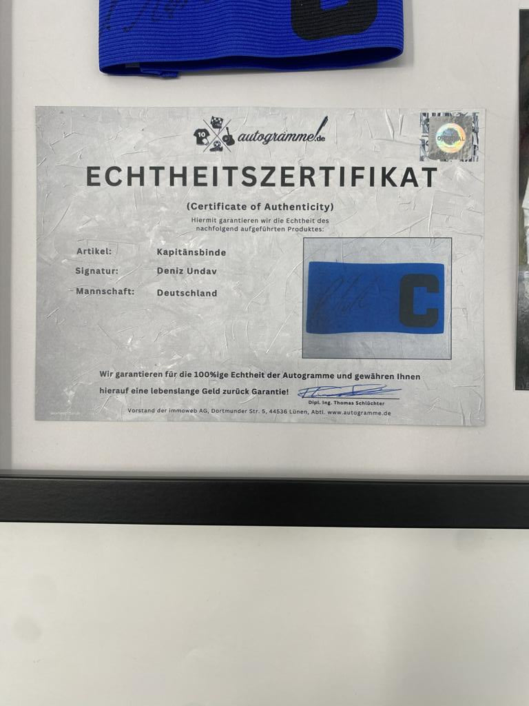 Kapitänsbinde Deniz Undav signiert im Rahmen Deutschland Fußball Autogramm
