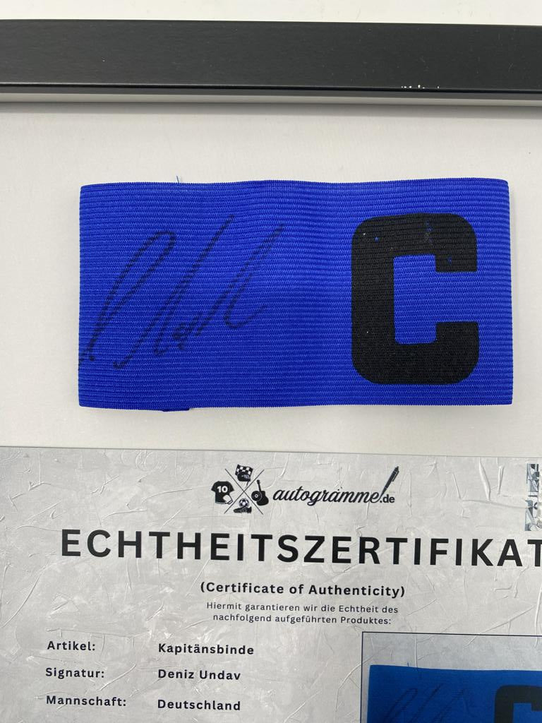 Kapitänsbinde Deniz Undav signiert im Rahmen Deutschland Fußball Autogramm