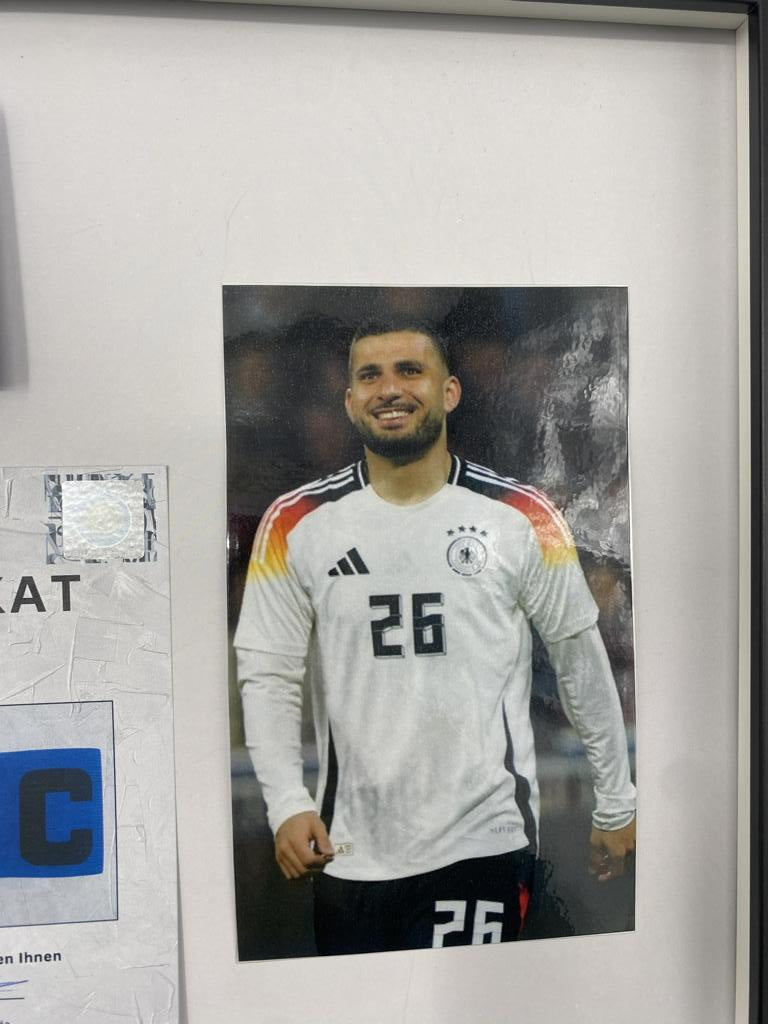 Kapitänsbinde Deniz Undav signiert im Rahmen Deutschland Fußball Autogramm
