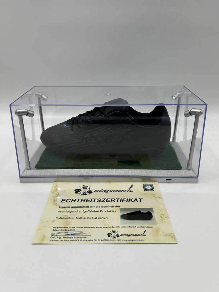 Football shoe Matthijs de Ligt signed in showcase + lighting Manchester Premier League