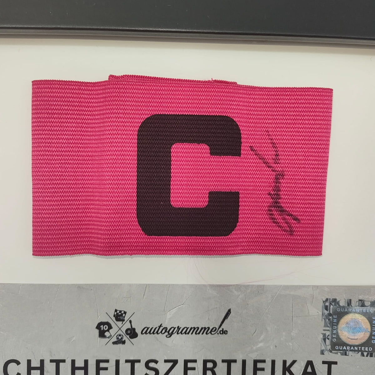 Kapitänsbinde Lois Openda signiert im Rahmen RB Leipzig Autogramm