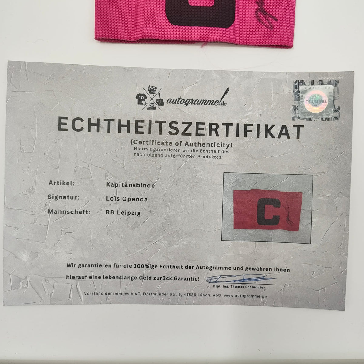 Kapitänsbinde Lois Openda signiert im Rahmen RB Leipzig Autogramm