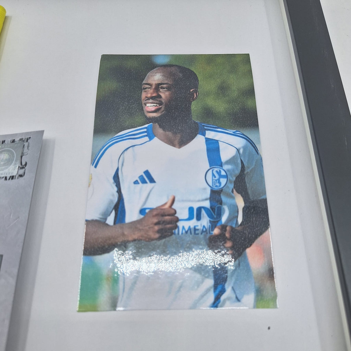 Kapitänsbinde Christopher Antwi-Adjei signiert im Rahmen Schalke 04 COA Gelb
